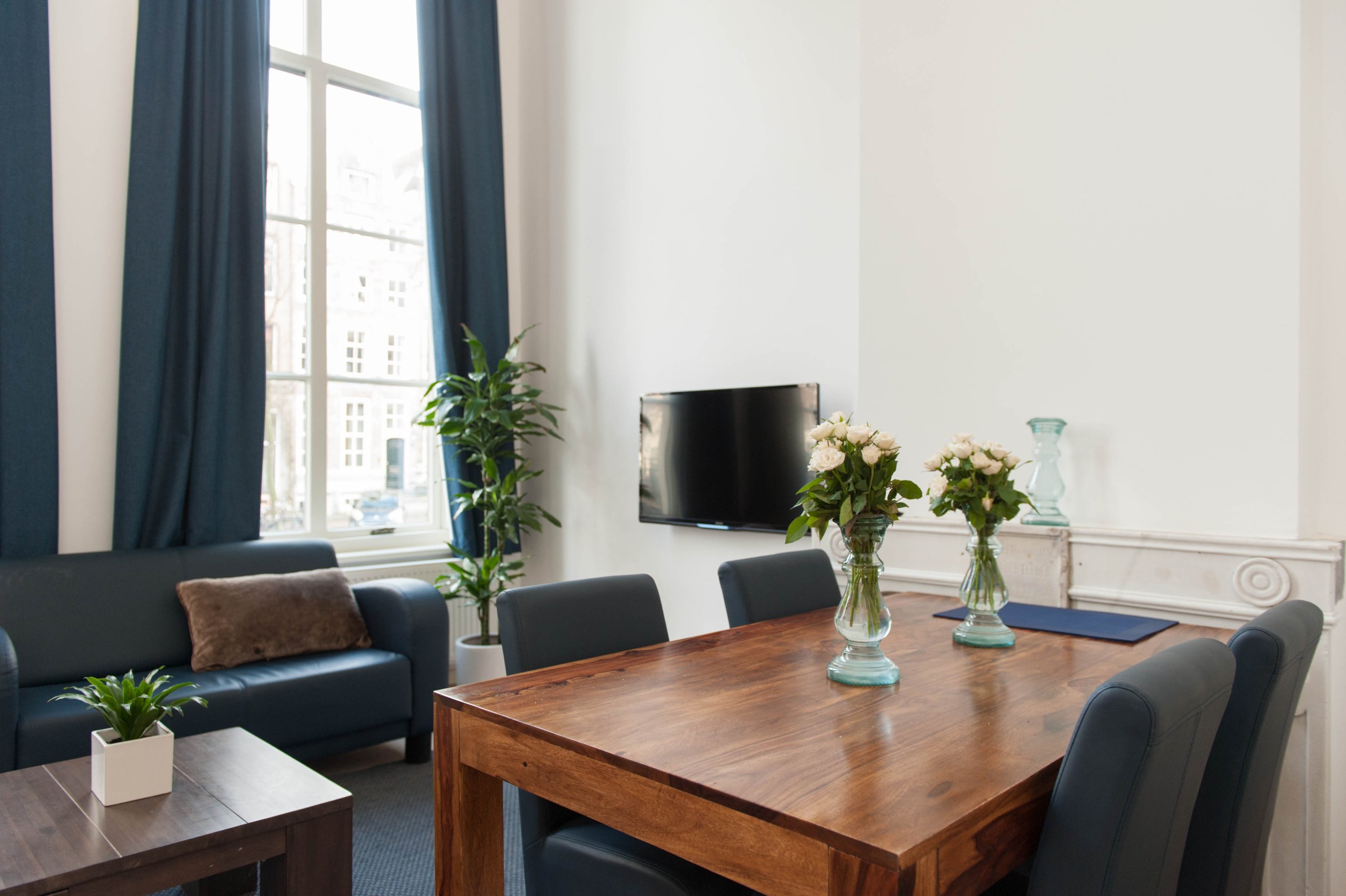Bright ground floor apartment with authentic details and a view for one or a couple in Amsterdam — photo 7