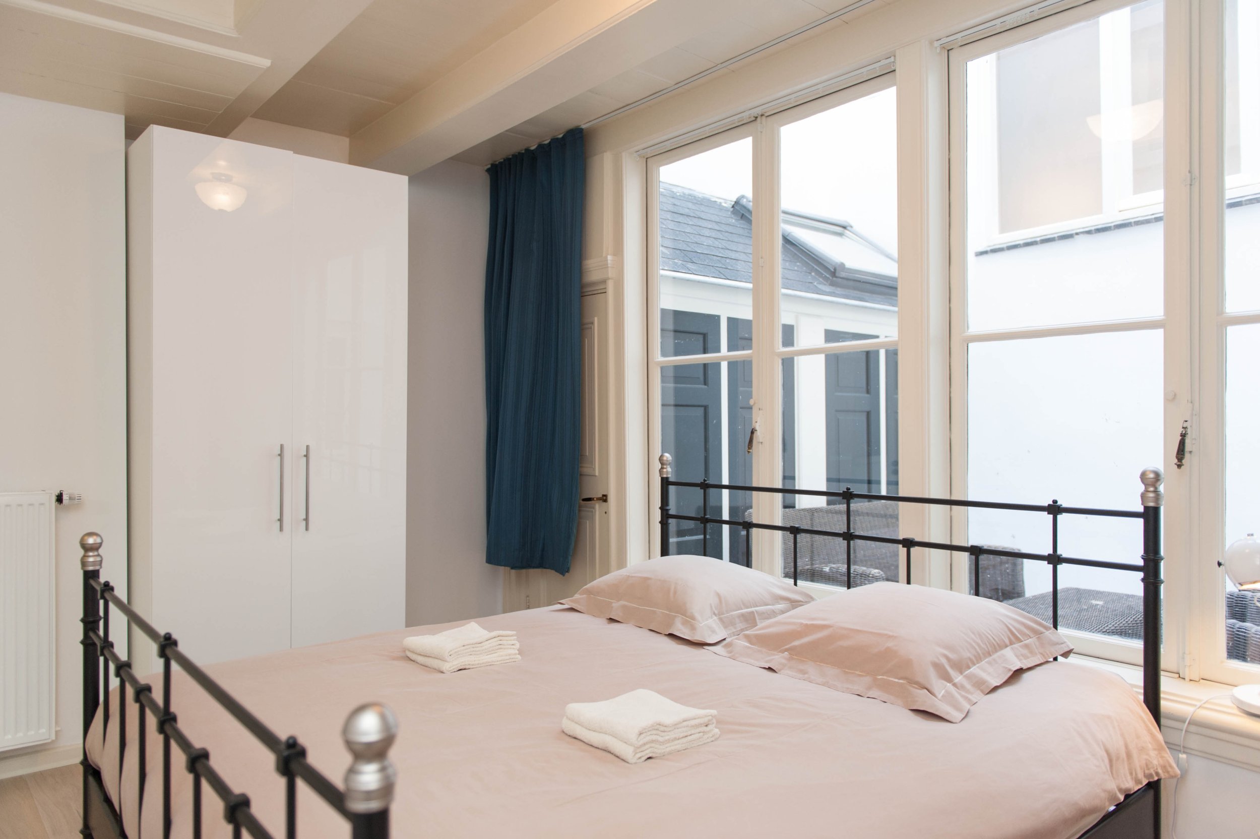 Bright ground floor apartment with authentic details and a view for one or a couple in Amsterdam — photo 11