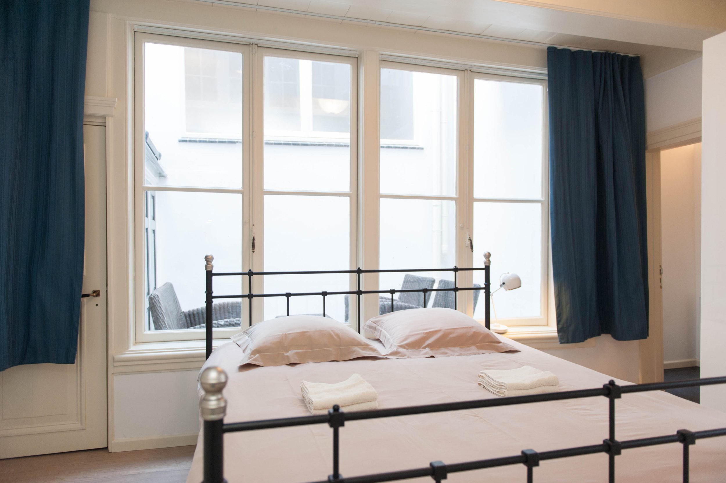 Bright ground floor apartment with authentic details and a view for one or a couple in Amsterdam — photo 12