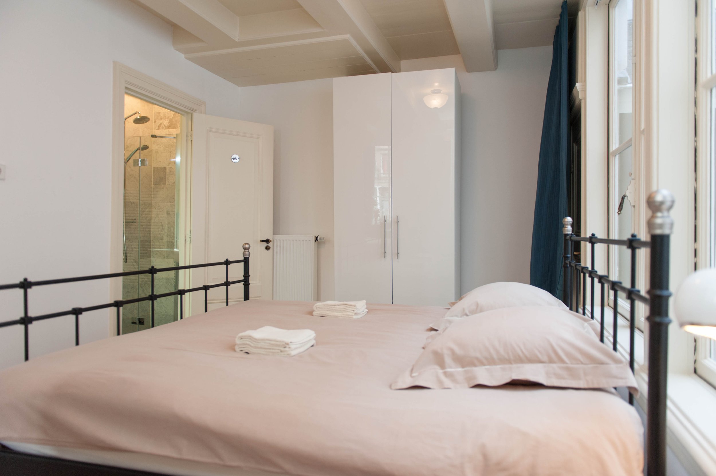 Bright ground floor apartment with authentic details and a view for one or a couple in Amsterdam — photo 13